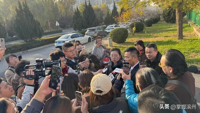 男子被狗咬伤后摔死狗，狗主人带亲属上门遭反杀，案件一审开庭；双方各执一词：被害人家属称未曾动手