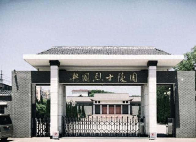 老人竟在烈士陵园看到自己的墓碑，随口问一句，政府立刻派人调查