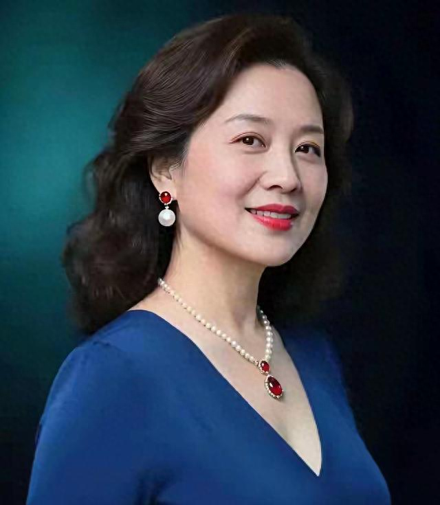 女人一见就上头的老男人，拥有这三样特质，50岁依然抢手让人心动