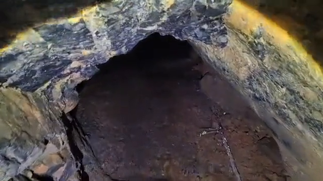 悬崖上发现神秘洞穴，冒出滚滚青烟，进去后腿都吓软了！