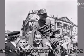 1945年伦敦皮卡迪利广场欢庆胜利，外国士兵集体举起国军军官图片