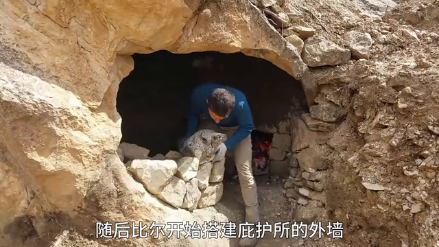 男人将隐蔽的石洞改造成庇护所，就连烟囱口都做了隐藏#荒...