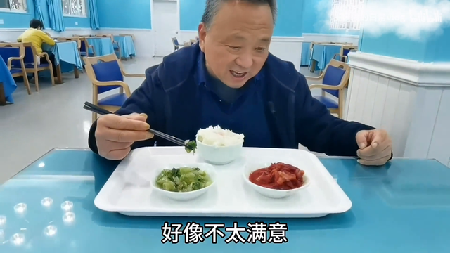 上海爷叔60多岁住养老院？一餐多少钱？为啥不愿意回去？