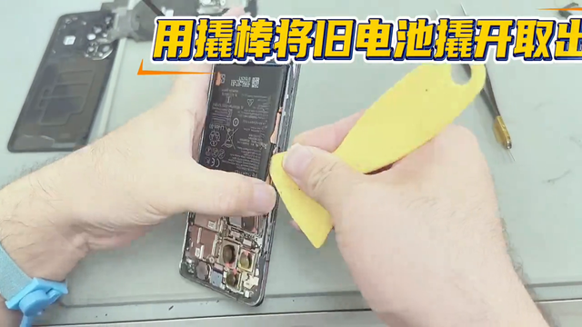 换手机电池原来这么简单，真的有手就会。 #专业维修