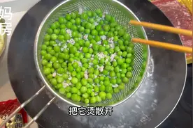 周五晚餐炒了甜豆外婆菜特别开胃，还有辣白菜煎牛肉，好好吃图片