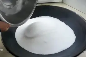 大草鱼开始腌制，朱嫂分享腌制全过程，满满一大缸真诱人图片