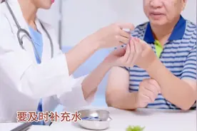 救治酒精中毒，禁用镇静剂，纳洛酮是解除酒精抑制的特效药图片
