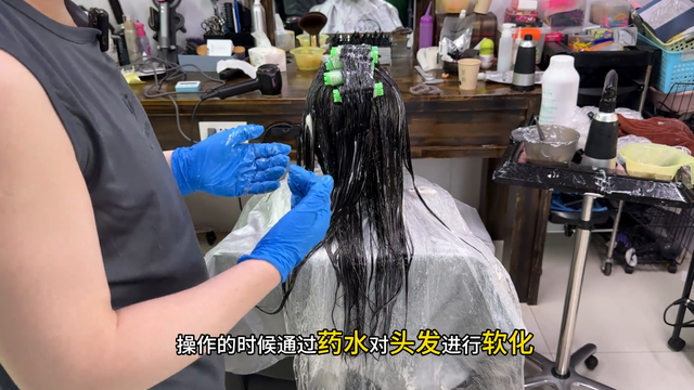 自来卷头发怎么变直变顺滑？一条视频讲清楚