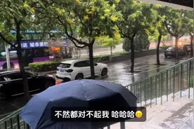 雨天雨后都不要骑车！ 刚下雨刚下完雨，路面一层水膜，掺杂泥沙图片