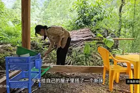 小龙和小花给新房子里搭了一张床，生活终于稳定下来了。图片