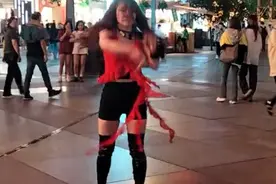 成都春熙路知名网红美女——现场直播热舞，嗨翻全场，燃爆...图片