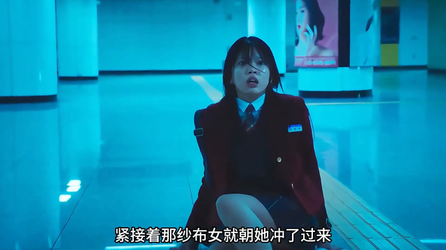 女孩晚上乘坐地铁，却遭遇了一件可怕的事情！《诡异列车》
