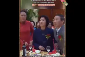 28岁语文老师在前男友婚礼现场着婚纱入场，唱完歌默默转身离去图片