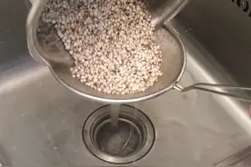 怎样熬红豆薏米水祛湿？图片