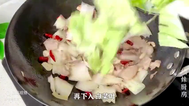 冬天白菜和豆腐是绝配，教你一个新做法，鲜香入味	，一大盘...