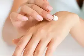 防晒霜需要2、3个小时补一次，但是脸上已经用了粉底，补...图片