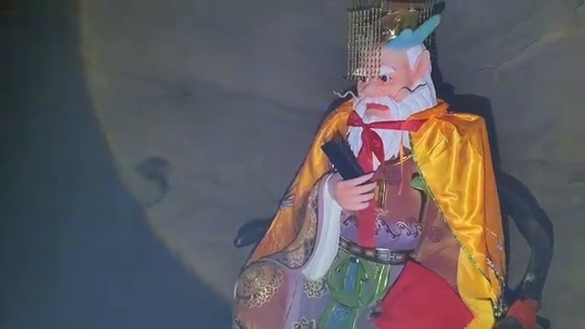 悬崖上发现神秘洞穴，冒出滚滚青烟，进去后腿都吓软了！