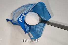 把食盐倒在脚上搓一搓，解决了很多男女人的大烦恼，懂的人不多图片