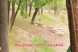 物业设立门禁卡，限制了居民的出入自由，是严重的违法行为图片