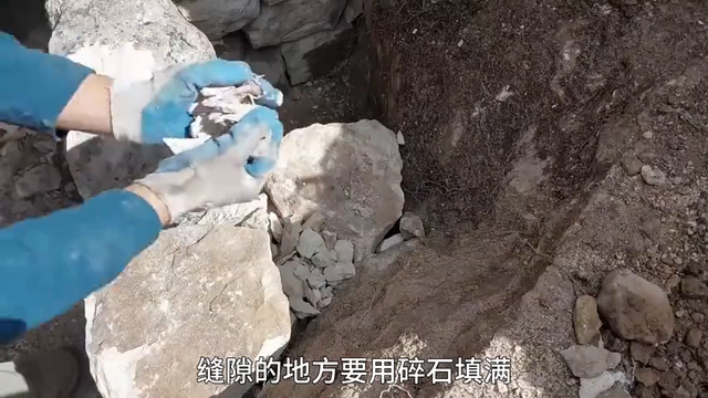 男人将隐蔽的石洞改造成庇护所，就连烟囱口都做了隐藏#荒...