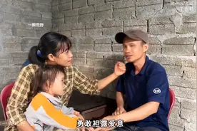 小凤主动上门找阿宝谈情说爱，两人度过了风雨交加的一天，...图片