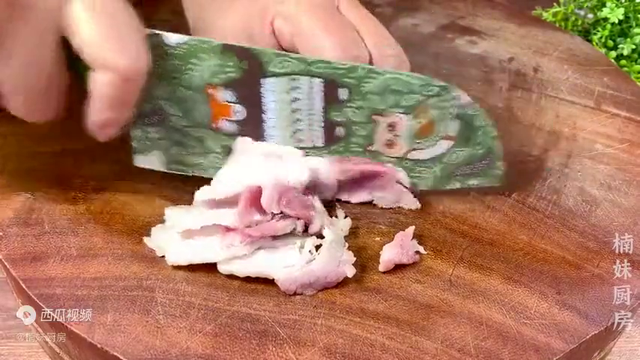 冬天白菜和豆腐是绝配，教你一个新做法，鲜香入味	，一大盘...