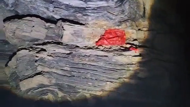 悬崖上发现神秘洞穴，冒出滚滚青烟，进去后腿都吓软了！