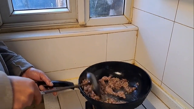 葱爆羊肉：地道京味儿家常菜，简单几步就上桌