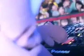 带着天真去流浪 _本色酒吧DJ现场美女狂嗨热舞图片