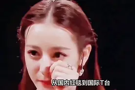 迪丽热巴现身巴黎时装周，一袭白裙镜头感十足图片