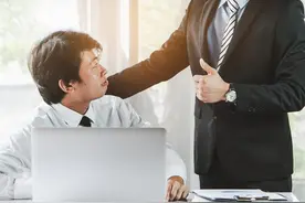 正职领导与副职领导都想拉拢你，但是他们之间有矛盾，代表...图片