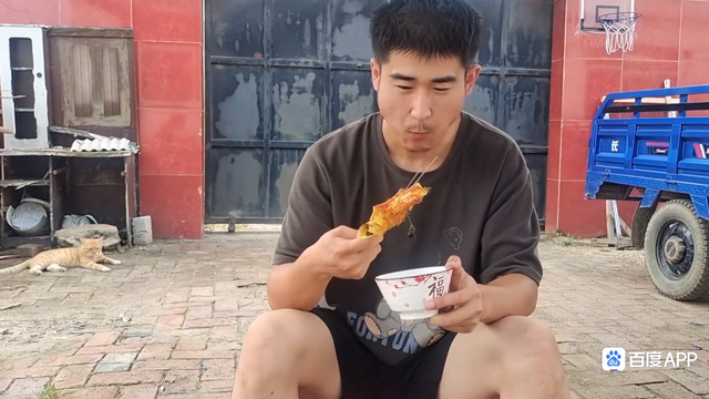 东北吉林天气挺好，农村小院里，一家三口吃烧烤，简单幸福...