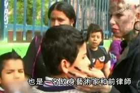 她是墨西哥的奇特女性，全身遍布纹身和穿刺，被称为吸血鬼女人图片