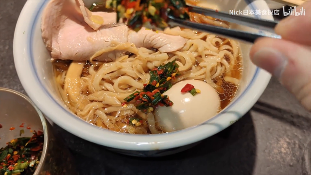 日本美食-名字奇葩的拉面店，在新宿反而成了网红店