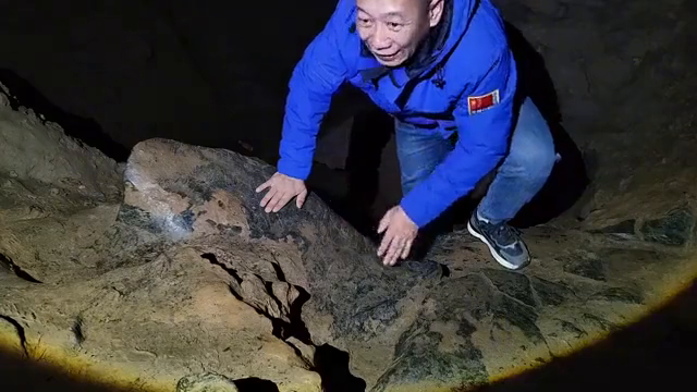 悬崖上发现神秘洞穴，冒出滚滚青烟，进去后腿都吓软了！
