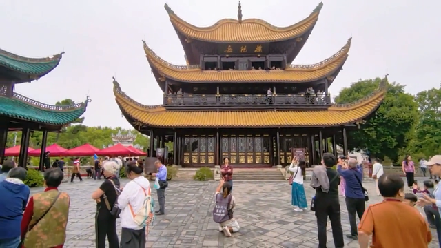 湖南岳阳楼游人如织，洞庭湖畔赏千年名楼湖光盛景