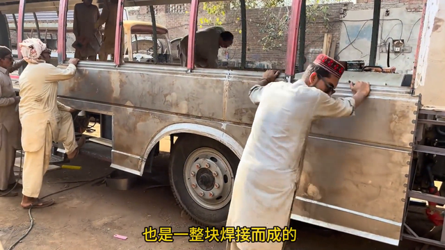 巴铁纯手工修复大巴车，这个修车技术丧彪觉得很不错