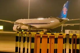 南航A330-300出现在郑州真是不多见图片