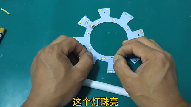 不会有水电工告诉你，用干电池就能点亮LED灯，涨知识了