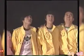 《轻轻地捧着你的脸》1986年百名歌手合唱让世界充满爱图片