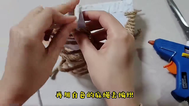 破篮子变废为宝,简单手工改一改,挂房间好看又温馨