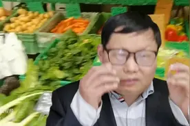 这里是世界最富国家之一，城市街头摆菜摊，猜猜青菜卖多少...图片