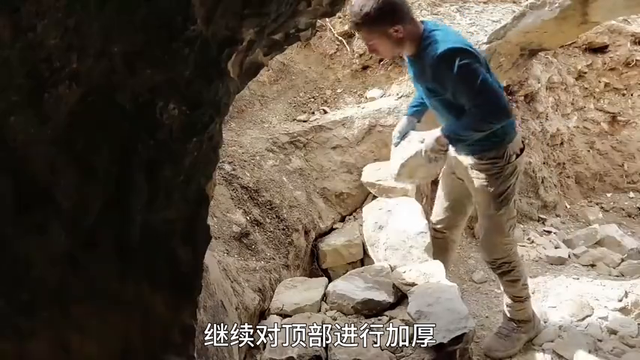 男人将隐蔽的石洞改造成庇护所，就连烟囱口都做了隐藏#荒...