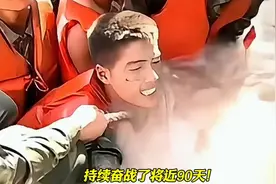 1998年特大洪水爆发，30万解放军跳江筑起人墙，百姓痛哭图片