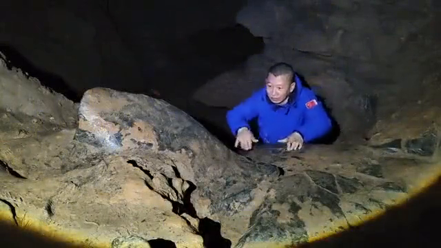 悬崖上发现神秘洞穴，冒出滚滚青烟，进去后腿都吓软了！