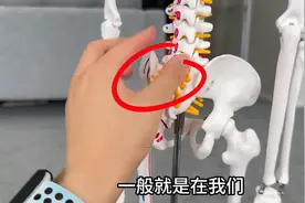 腰骶疼痛常常被误以为是腰疼，实际上不是。5个动作帮你缓解。图片