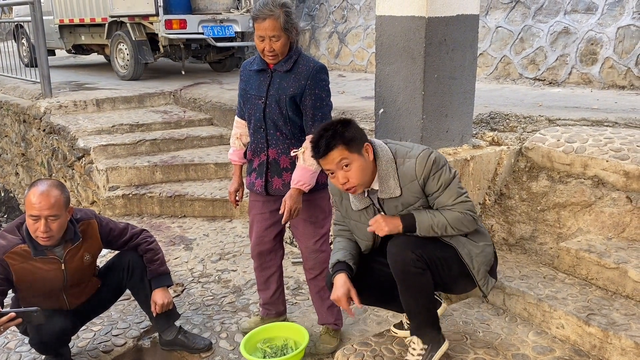 江西有个地方叫热水村，地下每天会冒出80度热水，用来脱牛毛真快