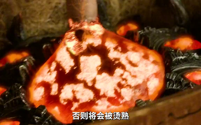 男孩冒险窥探外星人的秘密，发现外星女王即将倾巢而出，科幻片