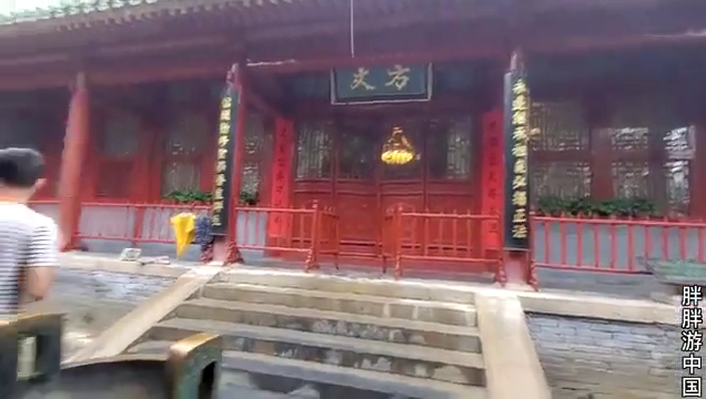来看看释永信在少林寺居住的地方，门口有两位保镖看守