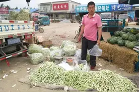 农民把自家地里长出来的蔬菜和水果拿到市场上去卖，价格应...图片